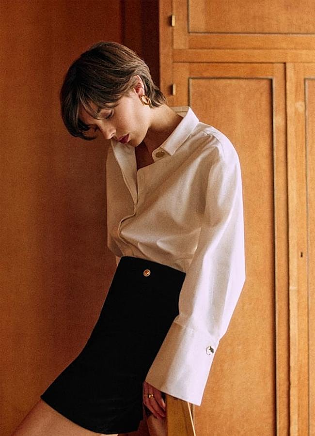 Imagen - Falda corta negra de terciopelo de Sézane, 100 euros.