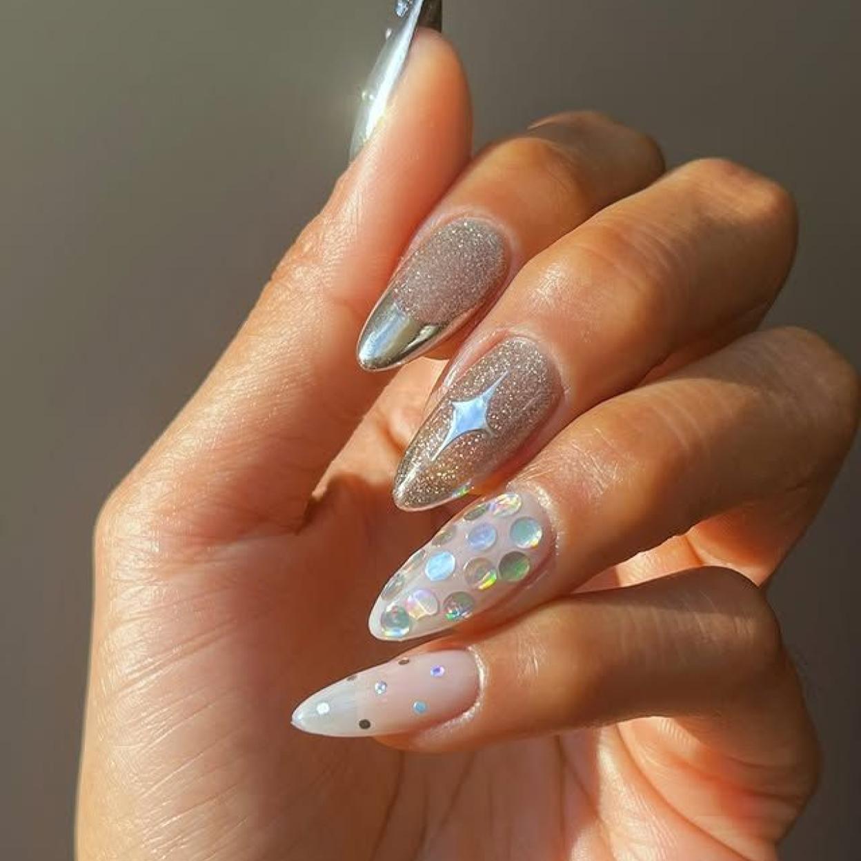 Manicura con esmalte de uñas brillante para fiestas de Navidad