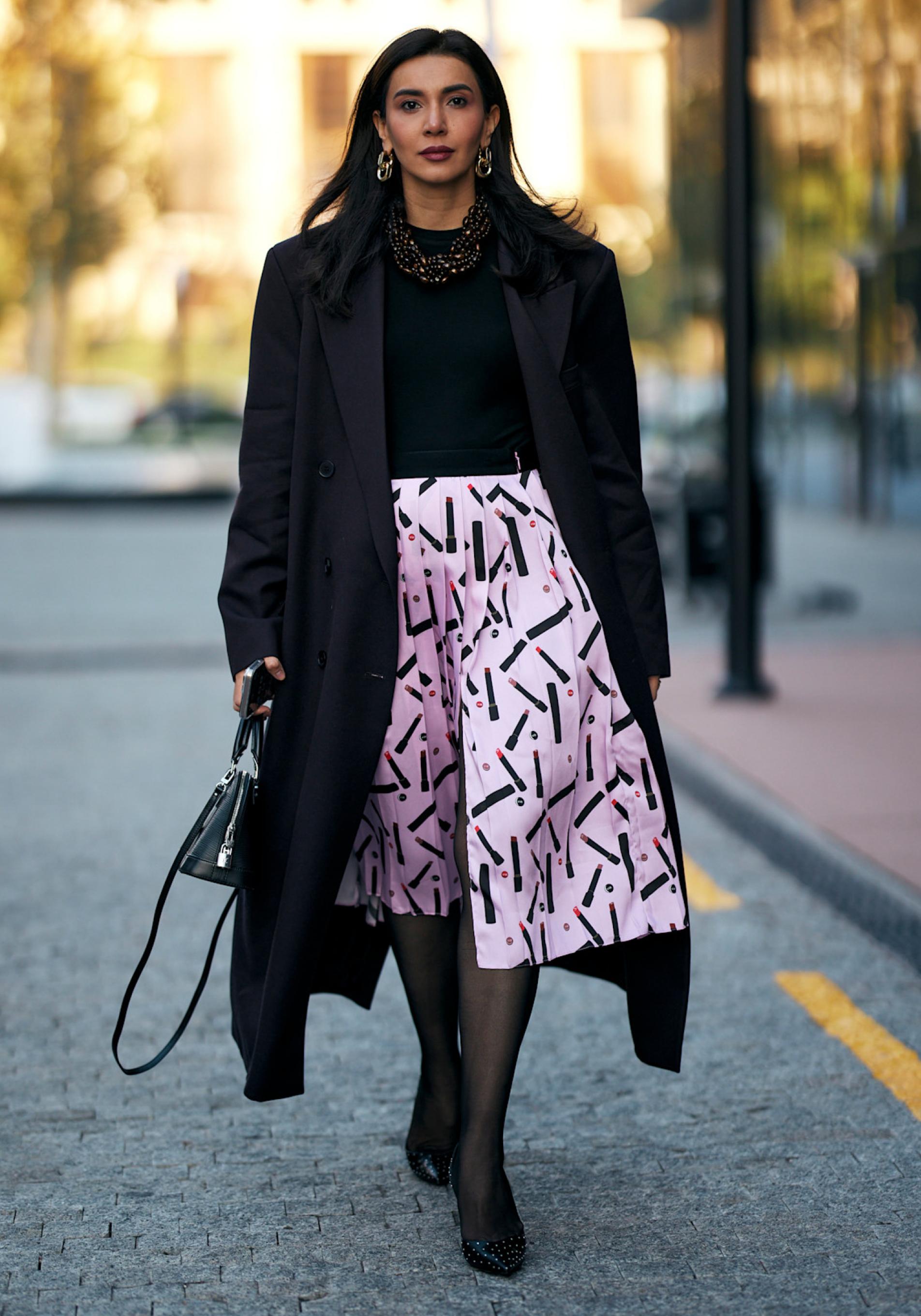 Mujer con falda especial
