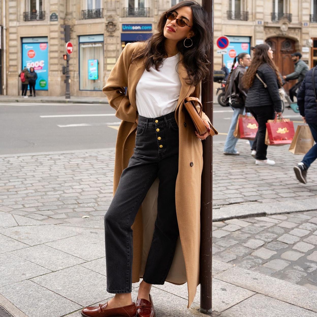 Influencer con vaqueros que hacen tipazo