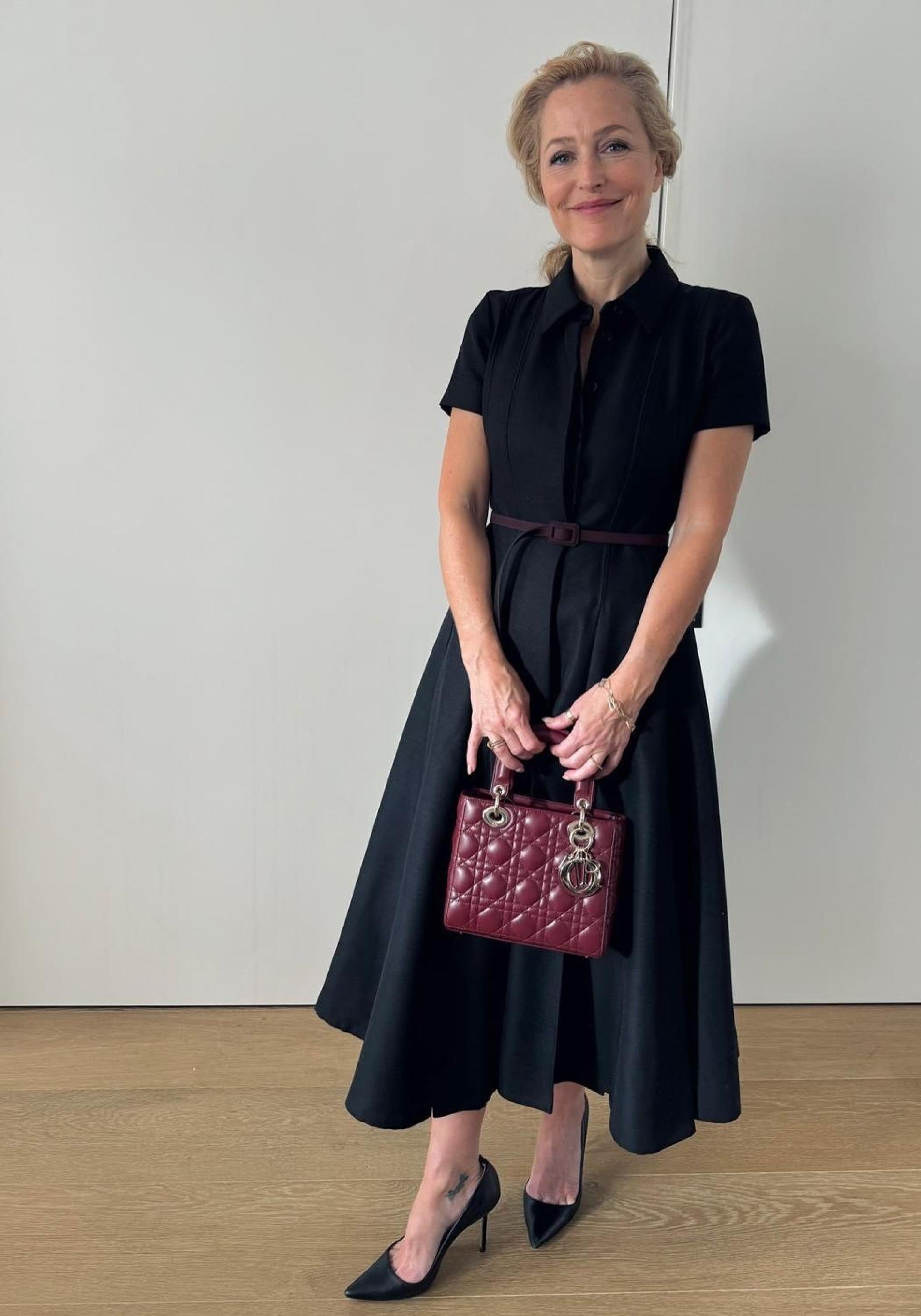 Gillian Anderson a los 50 con vestido elegante