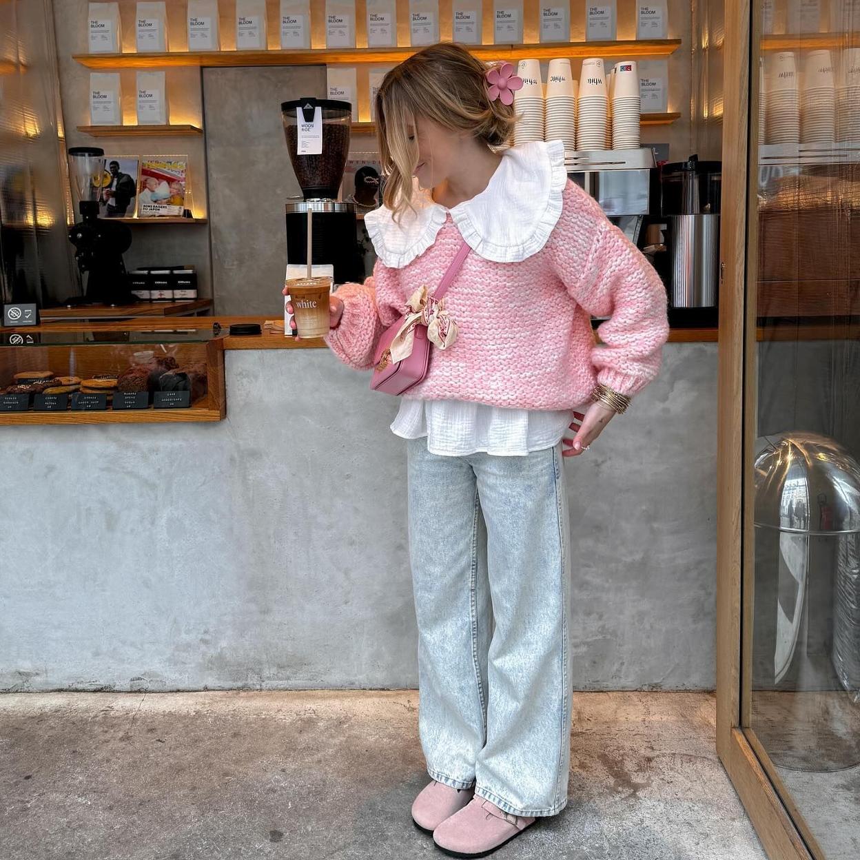 Influencer portuguesa con blusa de cuello bobo y jersey