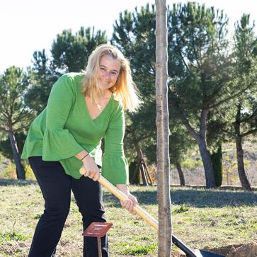Imagen secundaria 1 - Mónica Zulueta, directora corporativa de Sostenibilidad de Mapfre; Natividad CAlvente, directora de Public Affairs de Novartis; y María Moya, esposa del fallecido Mario Tascón, miembro del comité asesor de Líderes con Propósito, planta un árbol en su memoria..