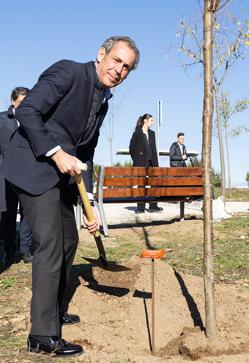 Imagen secundaria 2 - Enrique Polo de Lara, director general de Salesforce España; Jaume Miquel, presidente y CEO de Tendam; y Manuel Mirat, CEO de Vocento.