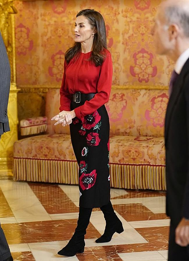 Imagen - La reina Letizia con la falda de flores de Carolina Herrera. / LIMITED PICTURES
