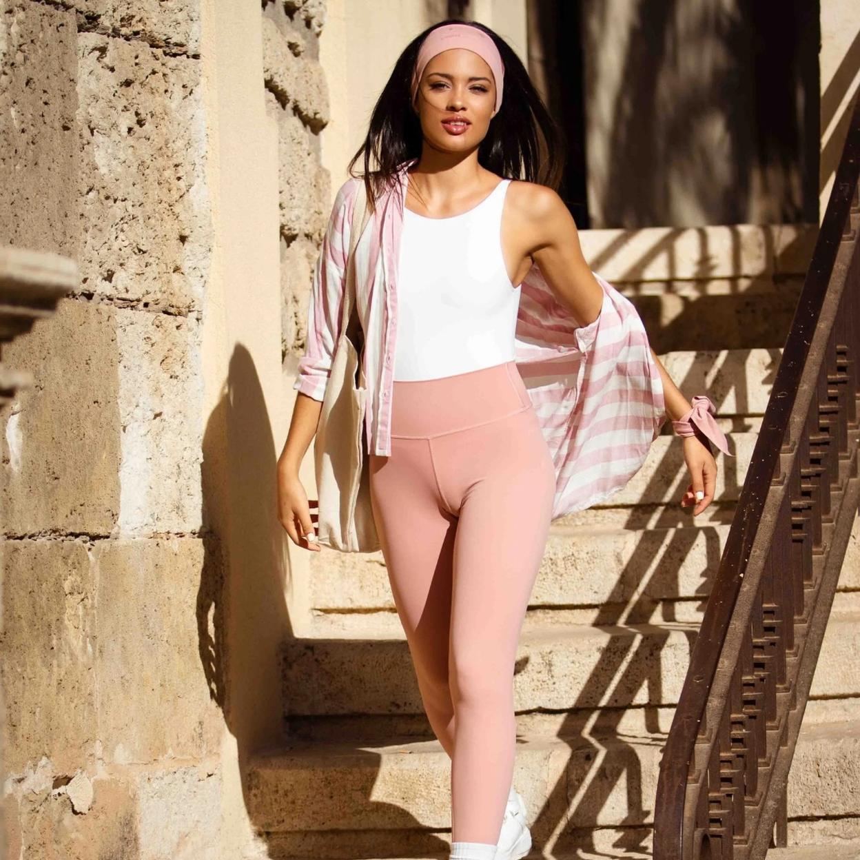 Mujer haciendo ejercicio al aire libre. 