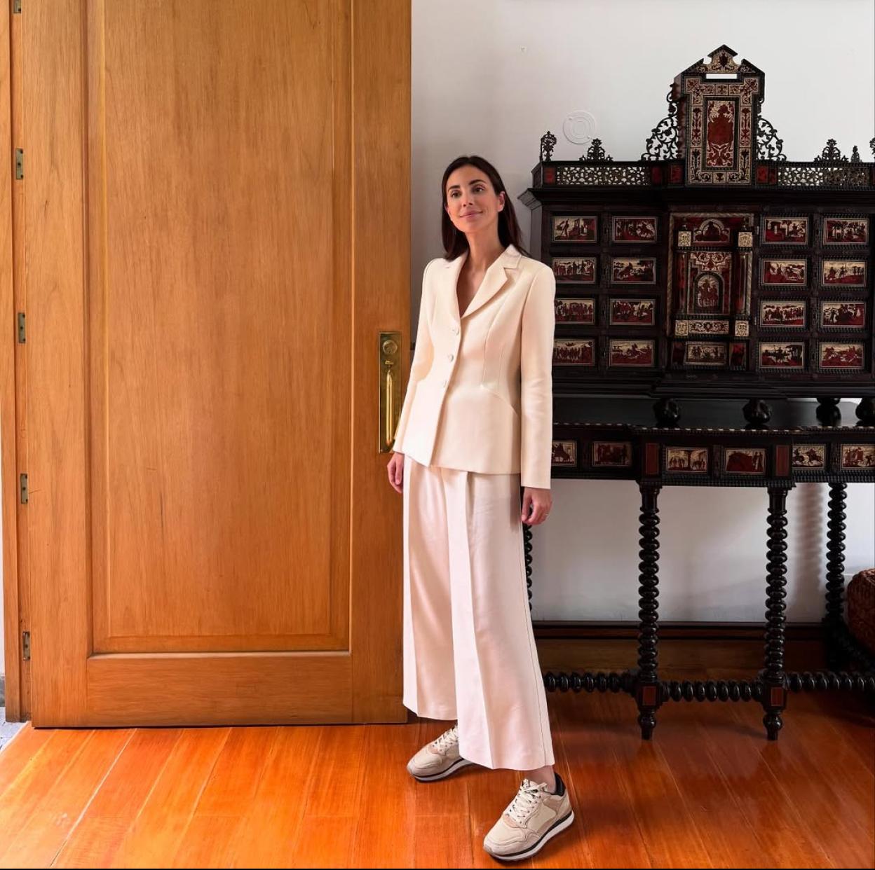 Sassa de Osma con zapatillas deportivas de Hoff.