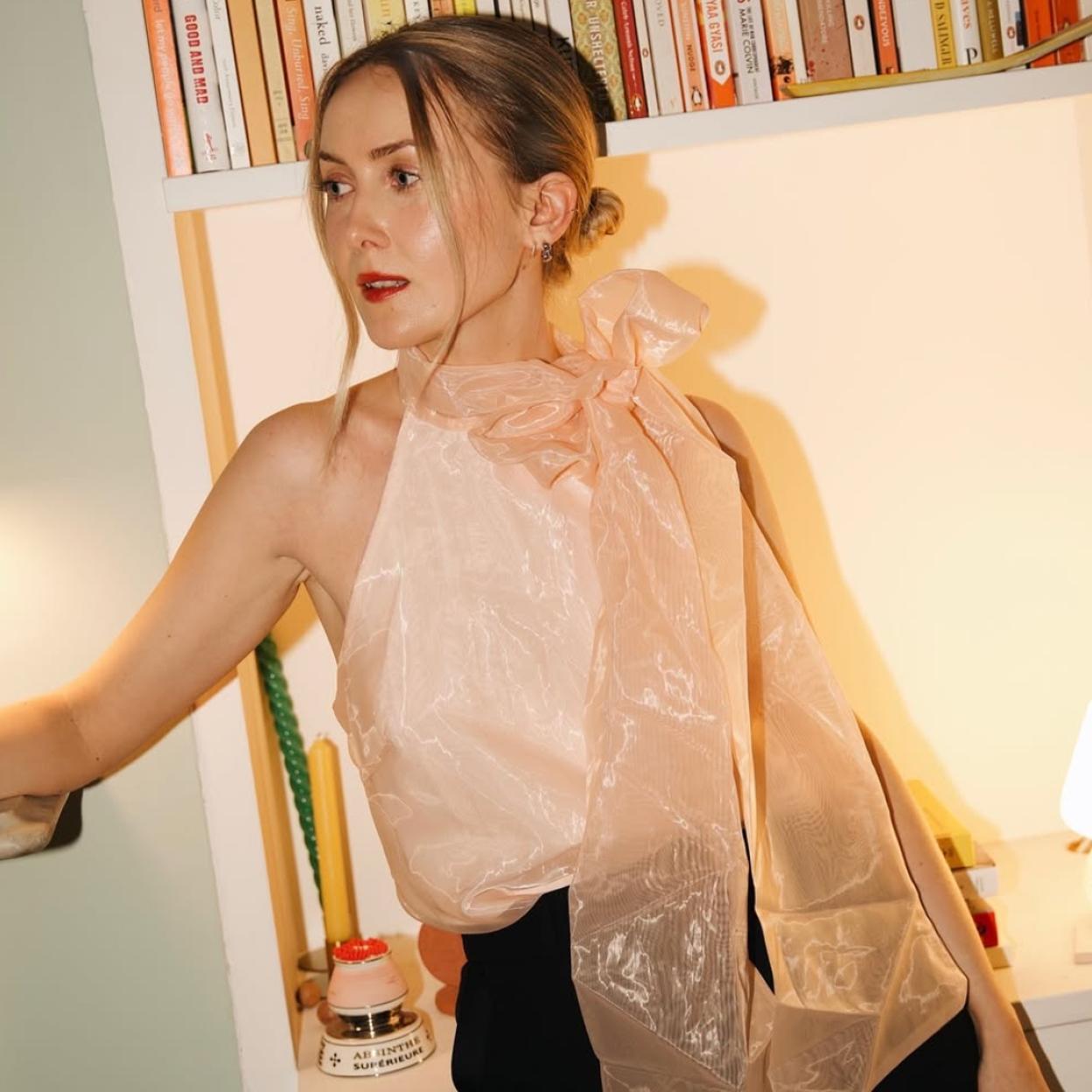 Influencer con look de fiesta