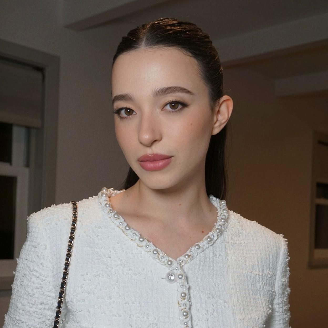 Mikey Madison con maquillaje natural favorecedor