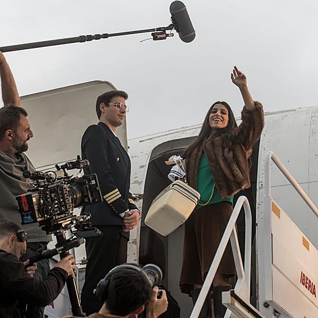 Carolina Yuste como Massiel en una imagen del rodaje de la serie sobre la victoria de la artista madrileña en Eurovisión.