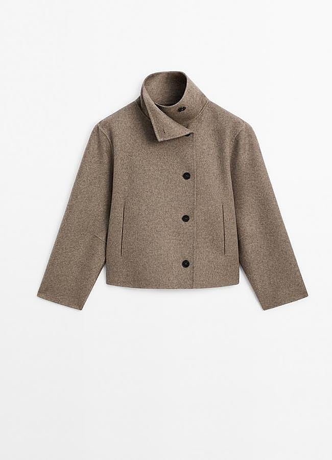Imagen - Chaqueta corta con cuello alto de lana de Massimo Dutti. 