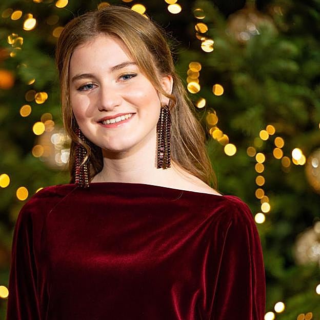 El espectacular look de Navidad de Elisabeth de Bélgica: vestido de terciopelo y joyas de reina