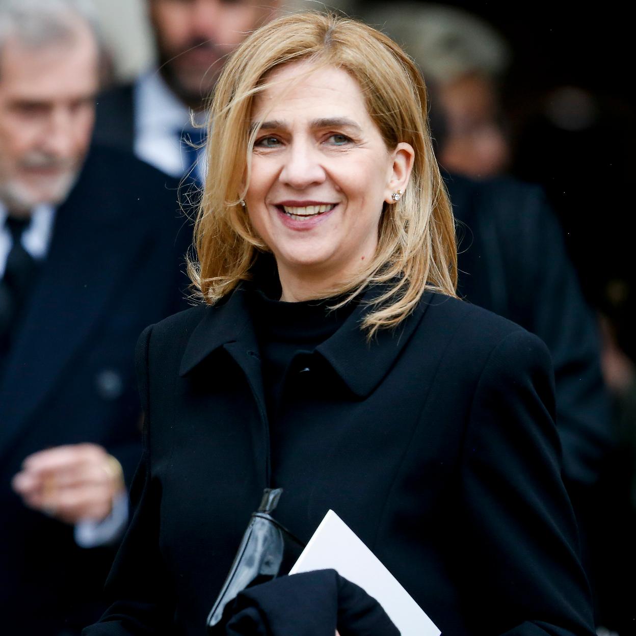 La infanta Cristina vuelve a viajar por todo el mundo para pasar las fiestas de Navidad entre Madrid, Barcelona, Ginebra y Abu Dabi. 