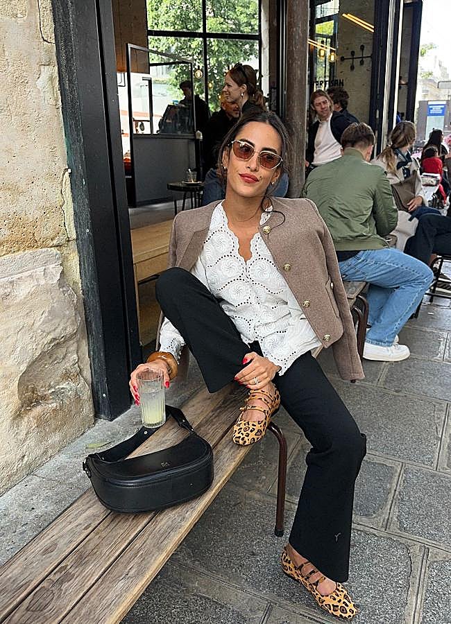 Imagen - Looks con blusa bordada blanca y merceditas animal print/@taina.csg