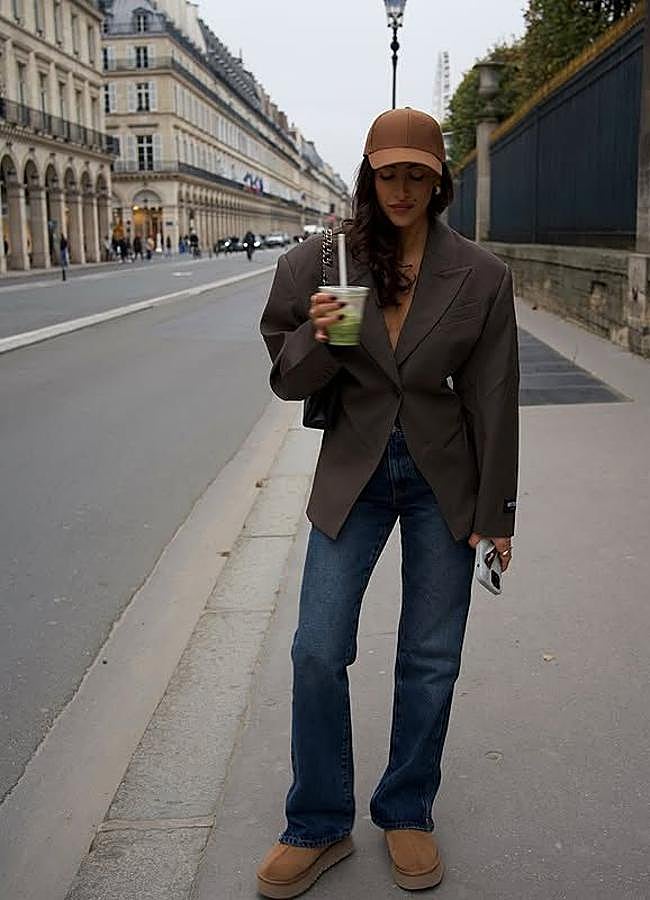 Imagen - Looks con blazer entallada y botas UGG/@taina.csg