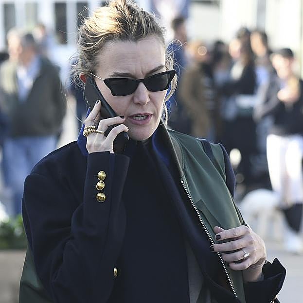 Marta Ortega con anillos de oro. 