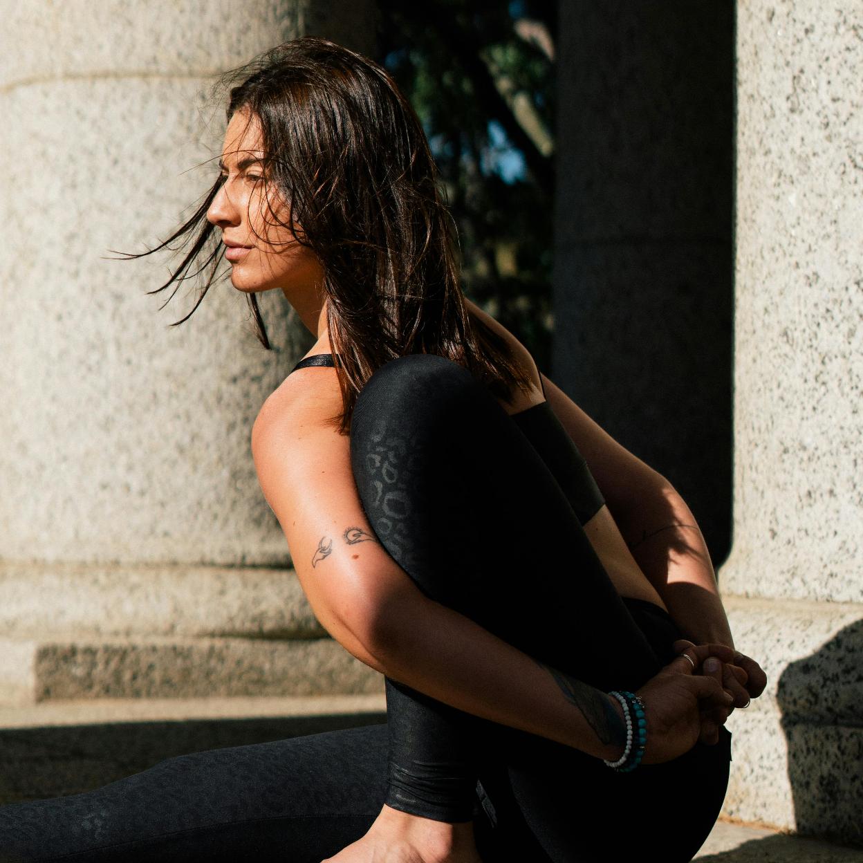Mujer practicando pilates al aire libre. 