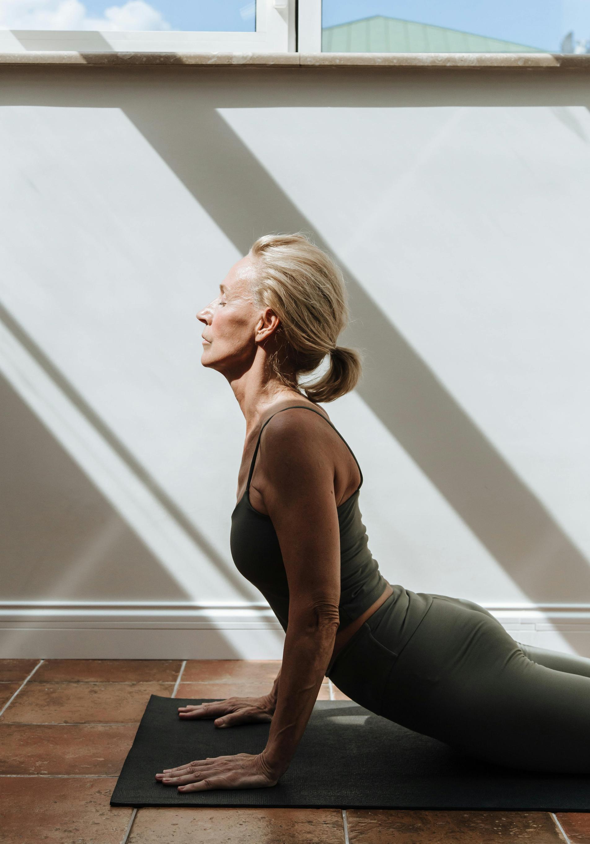 Mujer haciendo ejercicio sobre esterilla. 
