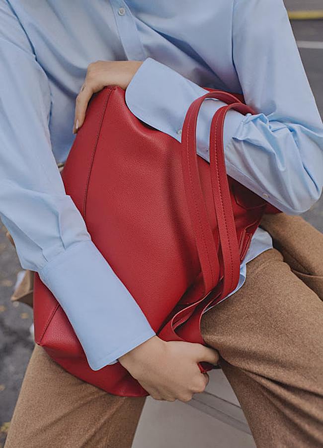 Imagen - Bolso shopper en color rojo de Mango (25,99 euros).