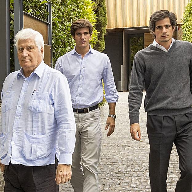 El duque de Alba con sus dos hijos, celebrando su último cumpleaños. 