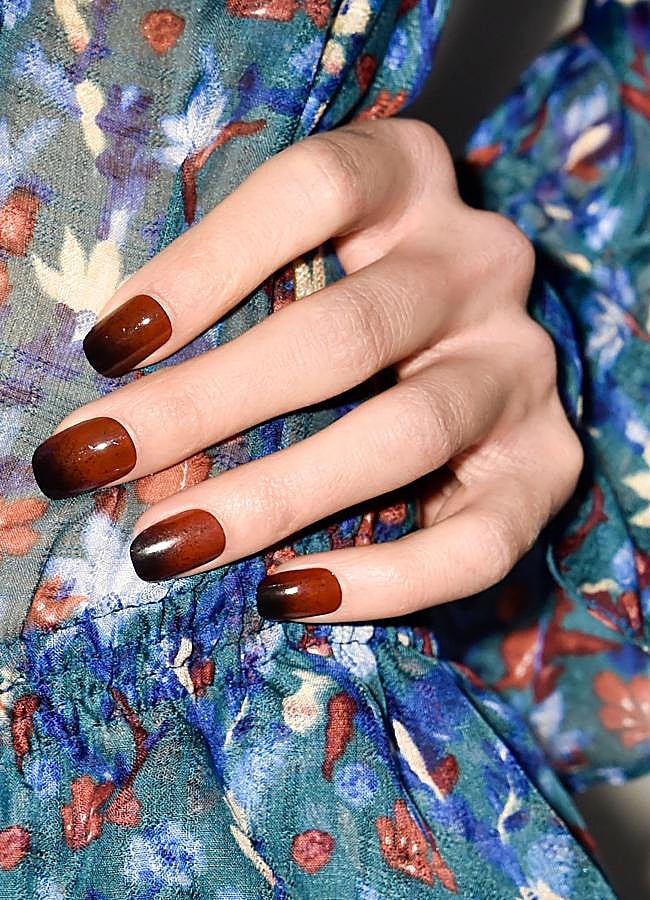 Imagen - Manicura en tonos marrones y negros. Foto: Launchmetrics spotlight.