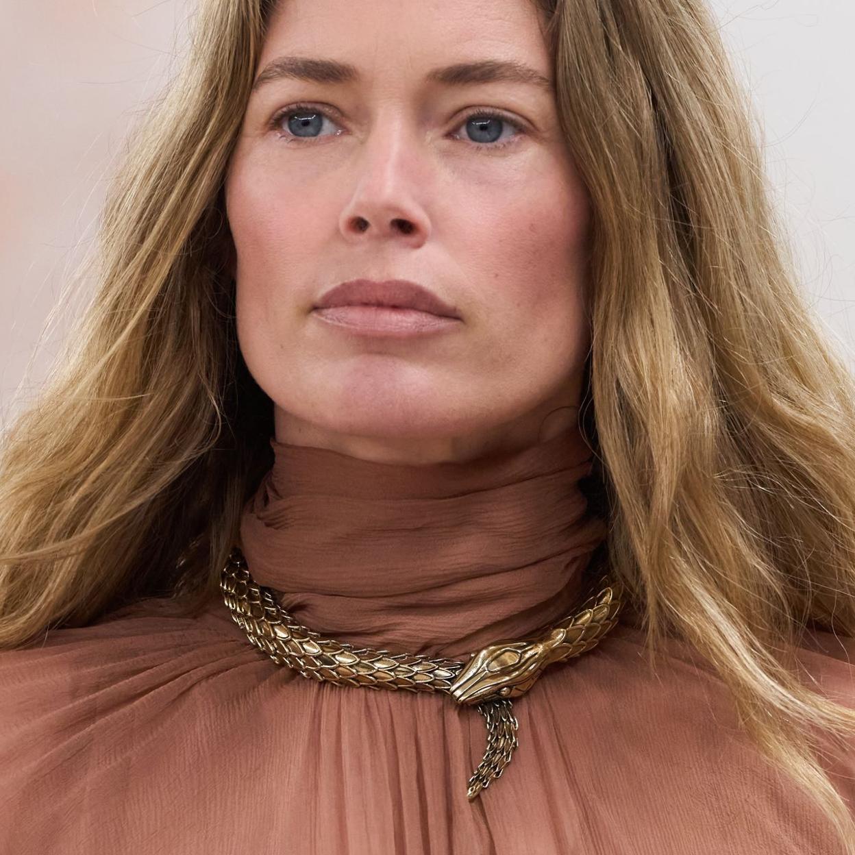 Una modelo en el desfile de Chloé.