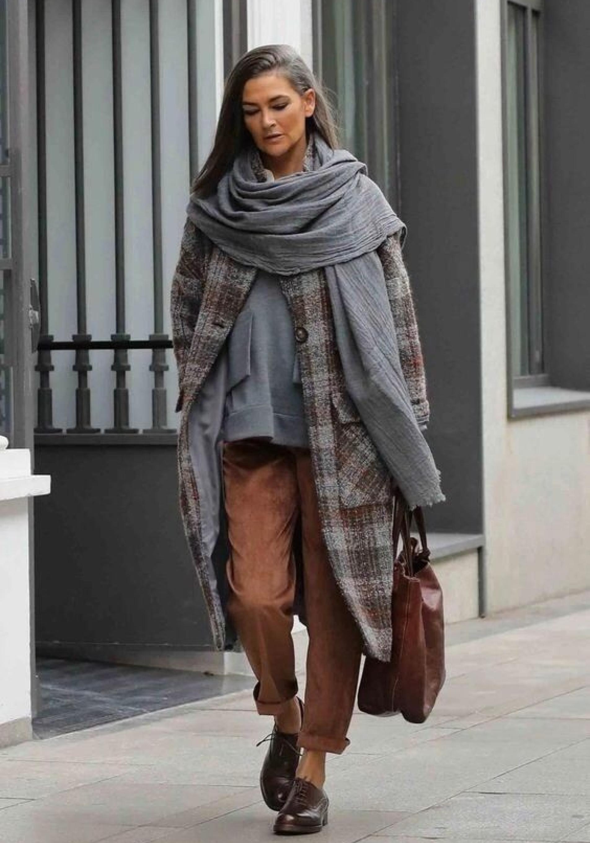 Influencer mayor de 50 con mocasines derby