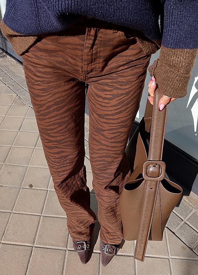 Imagen - Así quedan los pantalones marrones de Mango. / @mariafrubies