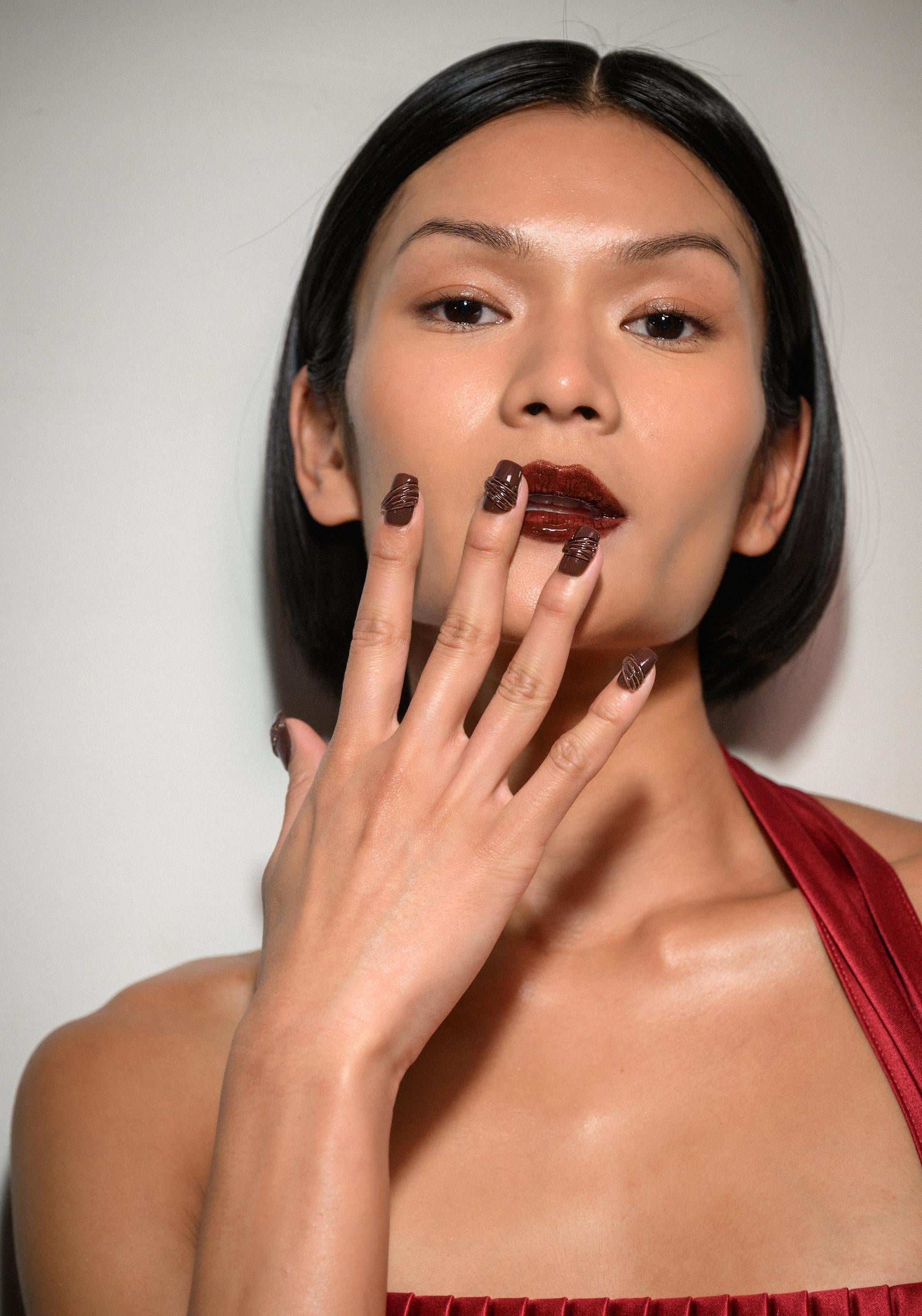 Estas son las uñas elegantes y navideñas que arrasan en Navidad.