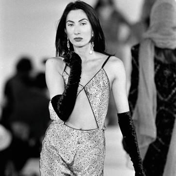 Imagen secundaria 1 - Anh Duong desfilando para Lacroix (1998) e Isaac Mizrahi (1993) y en un autorretrato para Dolce&Gabbana.