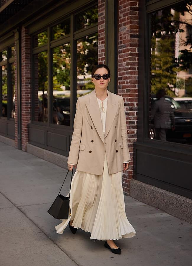 Imagen - Un look con prenda plisada. Foto: Launchmetrics spotlight.