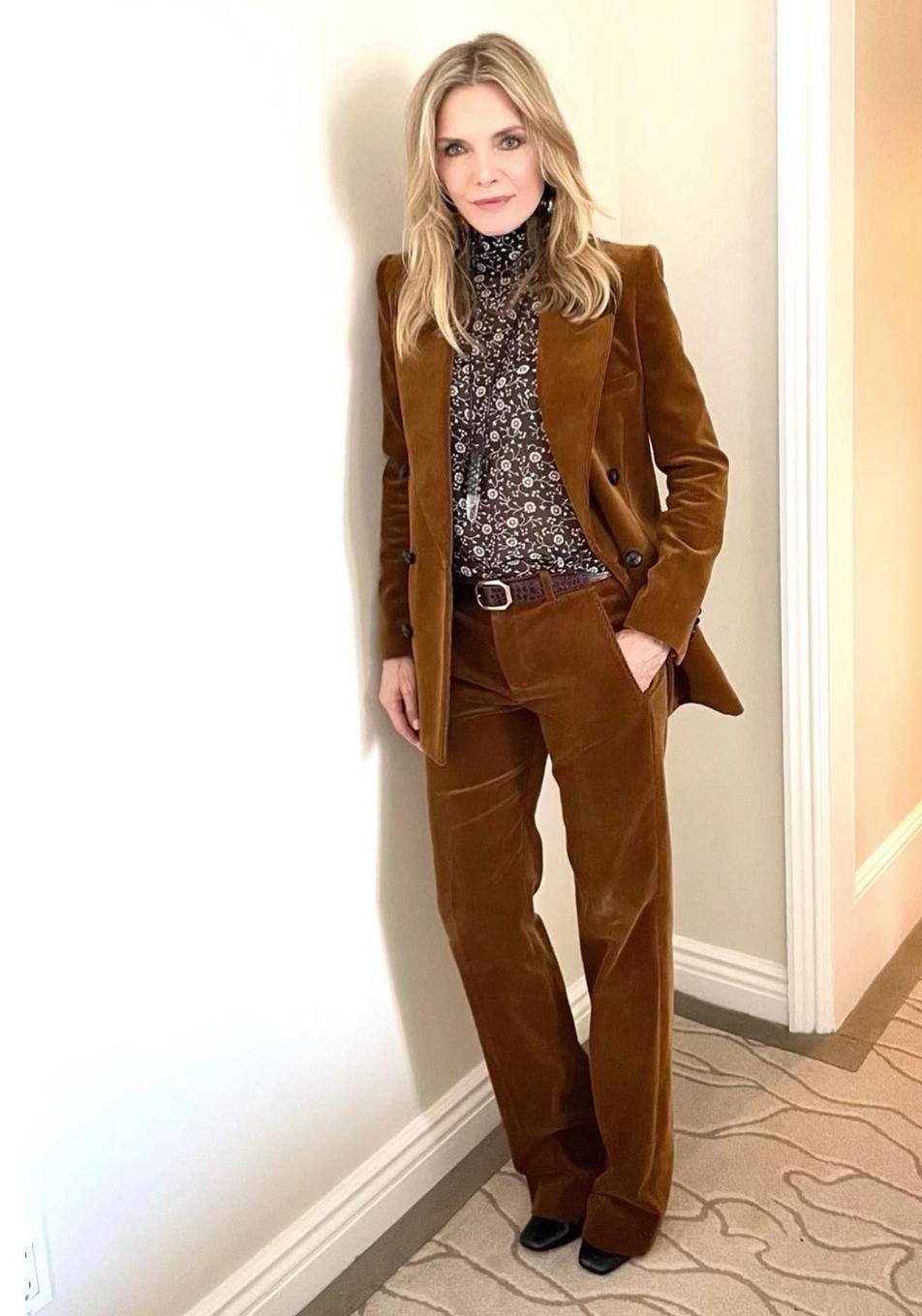 El traje de pana es la tendencia retro favorita de las famosas +50 este invierno 2025