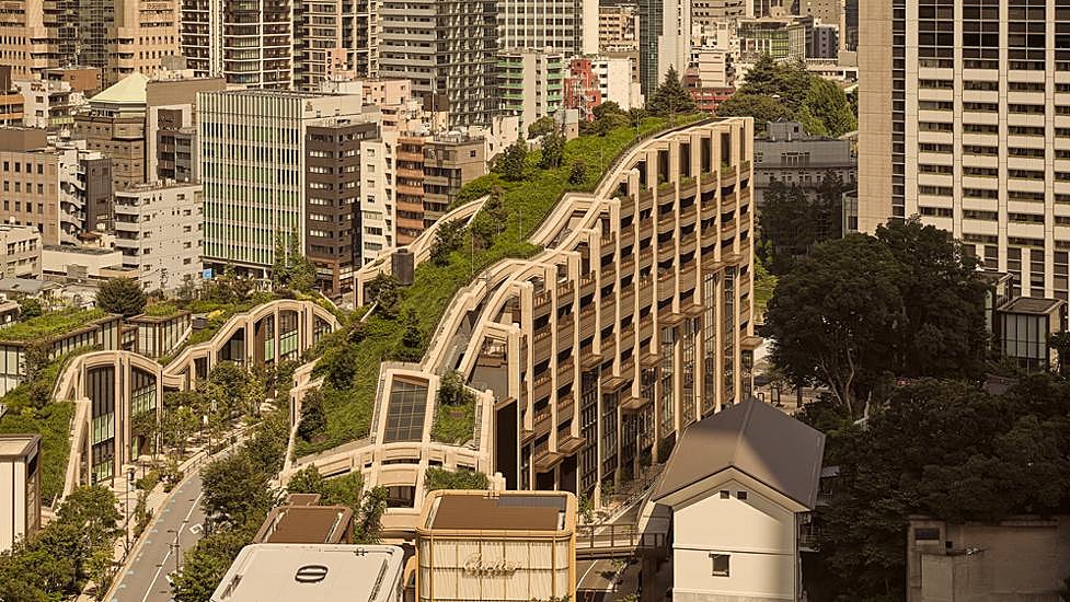 El Janu Tokyo se ubica en Azabudai Hills, un oasis urbano proyectado por el estudio londinense Heatherwick. Su diseño minimalista está firmado por el arquitecto Jean-Michel Gatty.