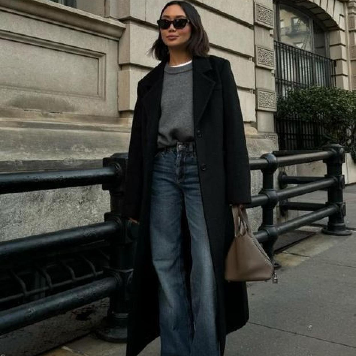 Influencer con abrigo demure básico