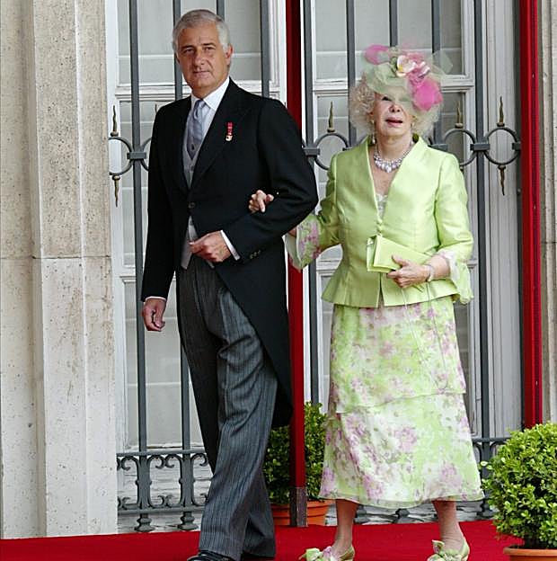 La duquesa de Alba y su hijo Alfonso en la boda de Felipe y Letizia. 