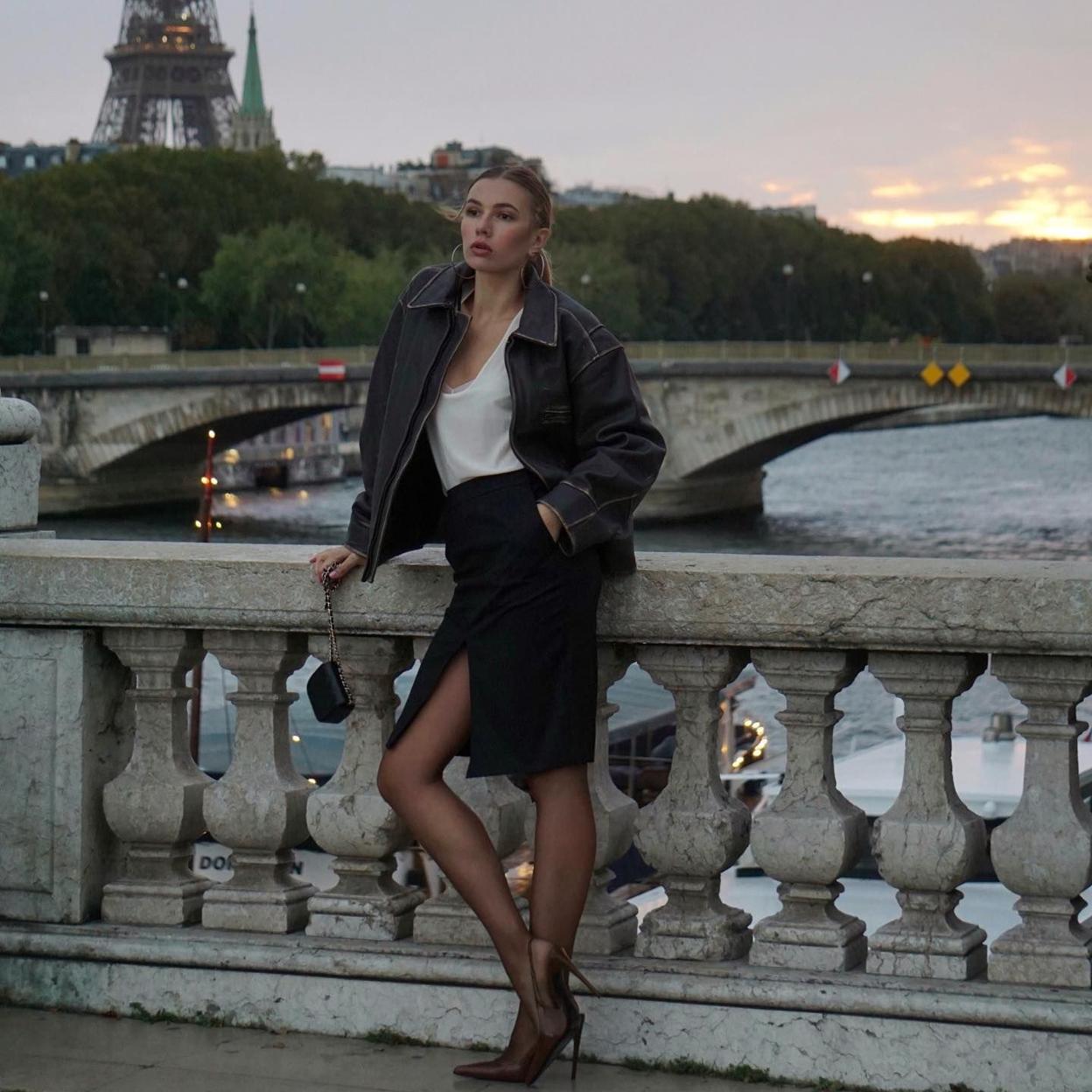 Influencer con cazadora bomber