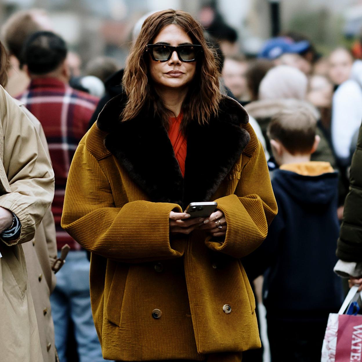 Mujer con estola de pelo
