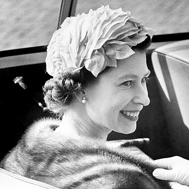 ¿Se enamoró Isabel II de su amigo Lord Porchester? Su hijo cuenta toda la verdad sobre el supuesto amante de la reina