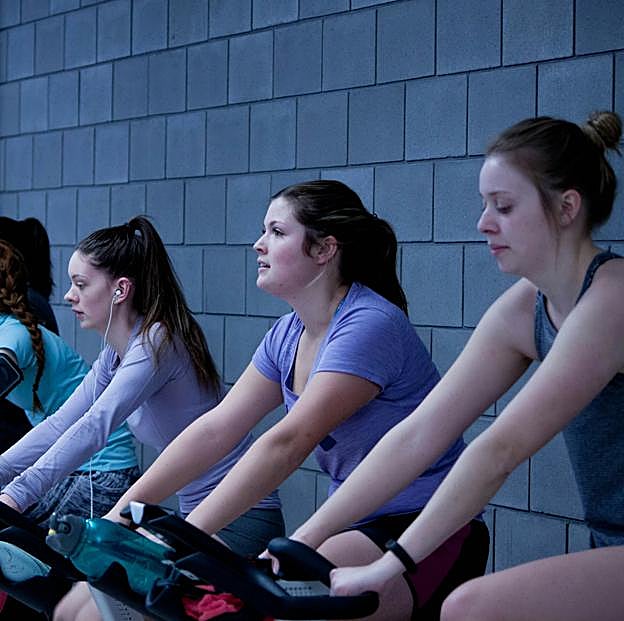 Mujeres haciend ciclismo. 