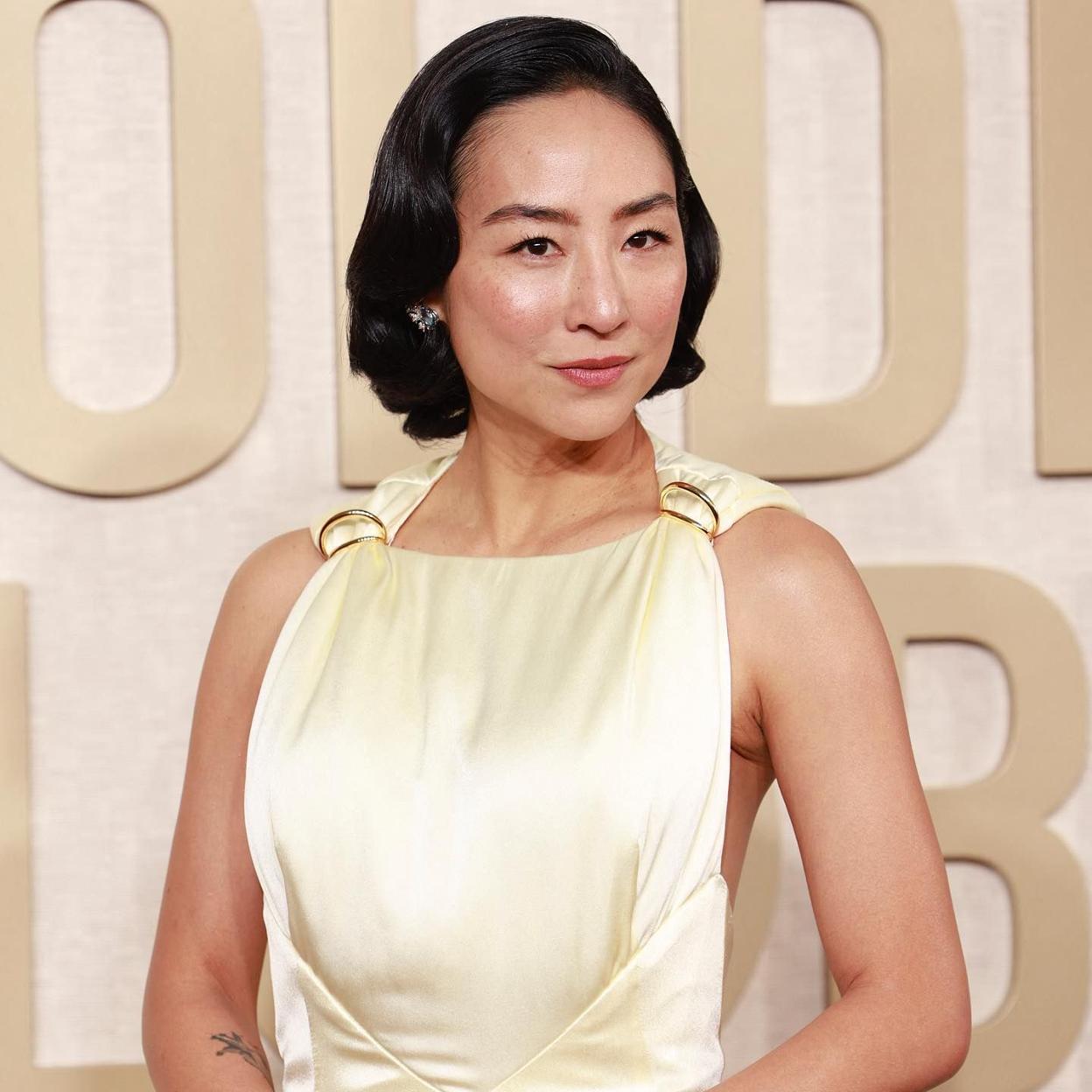 Greta Lee con mirada luminosa y descansada