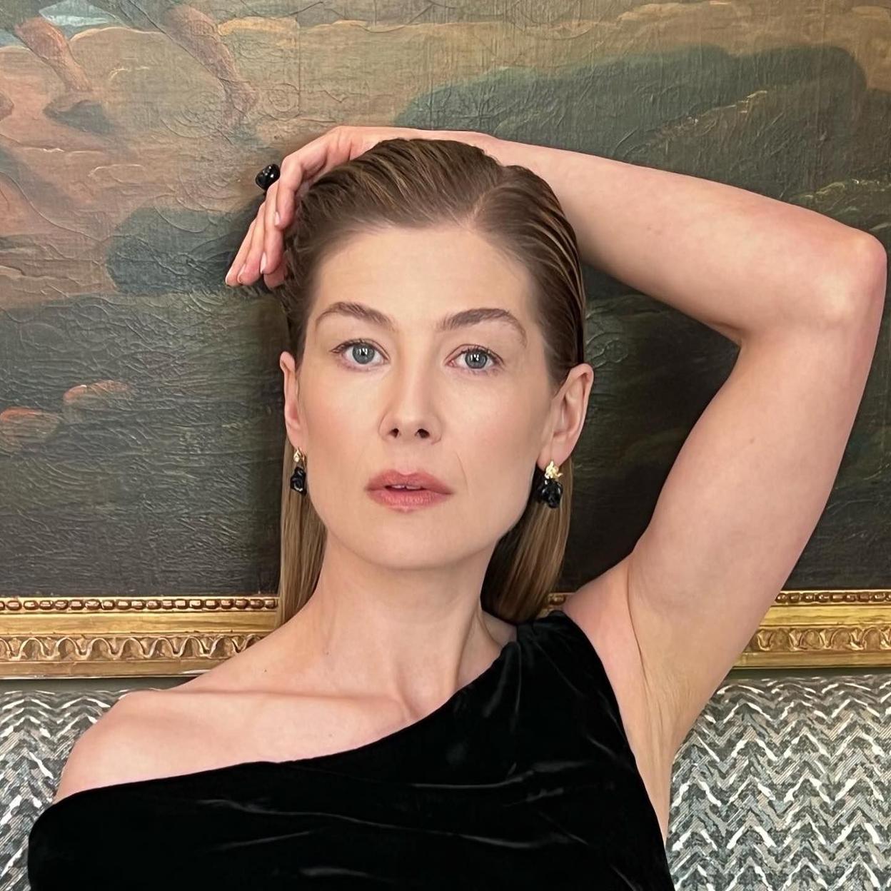 Rosamud Pike con piel madura firme