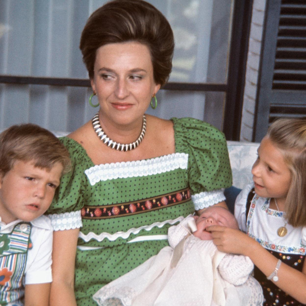 La infanta Pilar y sus hijos en una imagen de 1974. 