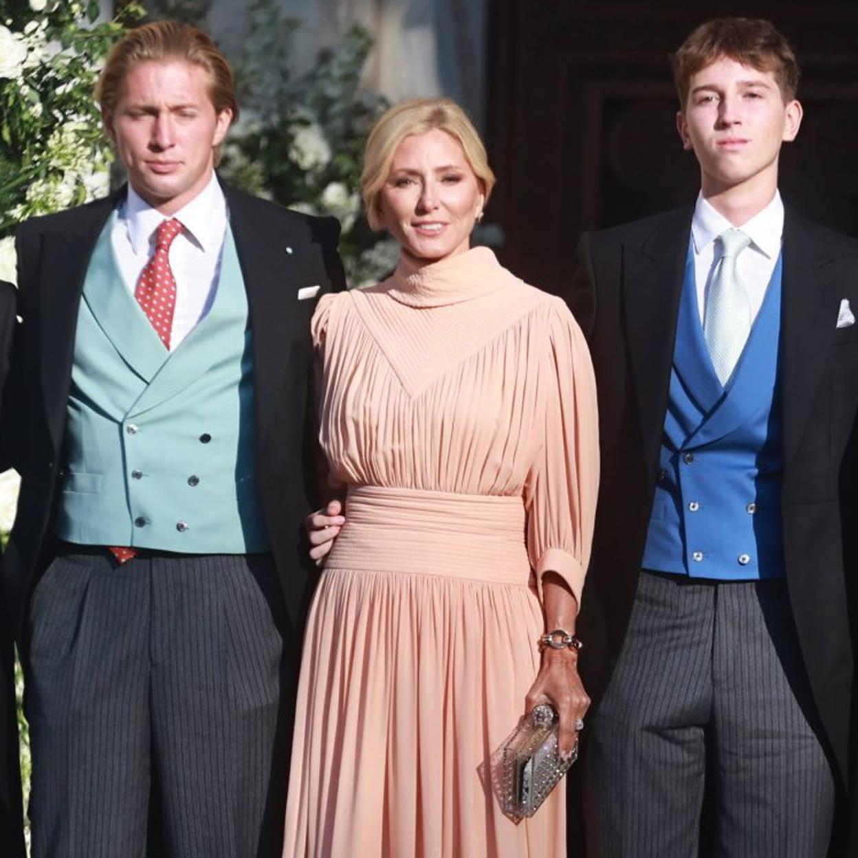 Marie-Chantal Miller, con dos de sus hijos. 