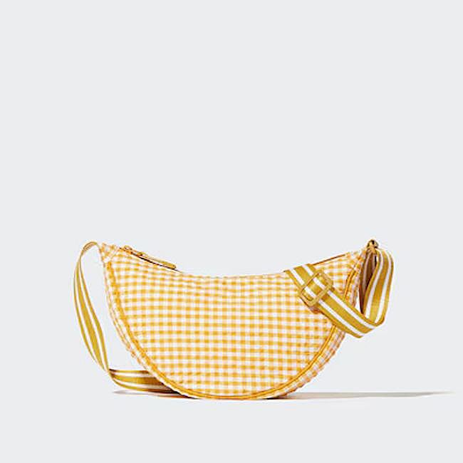 Bolso bandolera con estampado vichy en color amarillo de Uniqlo.