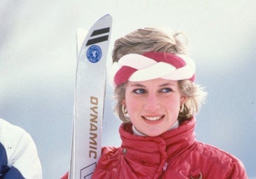 La mayor subasta de ropa de Diana de Gales incluirá su icónico mono rojo de esquí y el 'vestido de los abrazos'