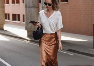 Las faldas de cintura elástica más cómodas para vestir en verano a los 50