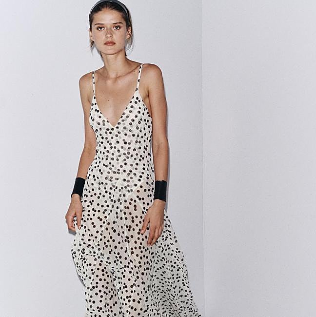 Vestido de lunares semitransparentes de Zara, 35,95 euros.