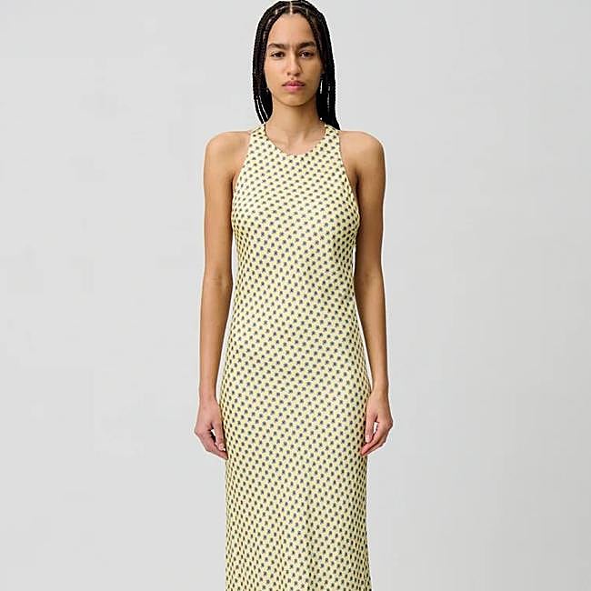 Vestido de satén amarillo con lunares de colores de Claudie Pierlot, 325 euros.