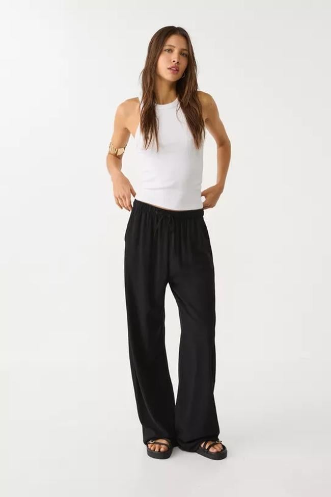 Entertainment news Celebrity gossip Movie and TV show updates Latest celebrity news Trending entertainment stories Pantalón fluido en negro de Stradivarius.