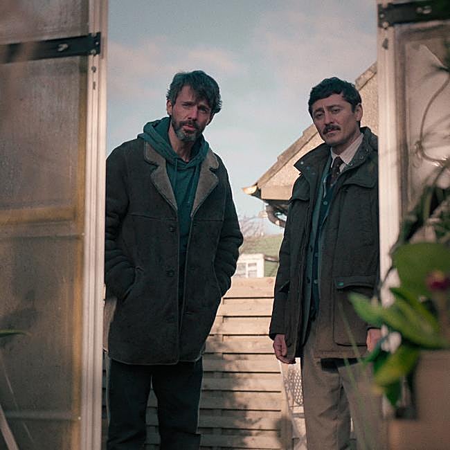 Matthew Goode y Alexej Manvelov son Carl Mock y Akram Salim en Dept. Q.